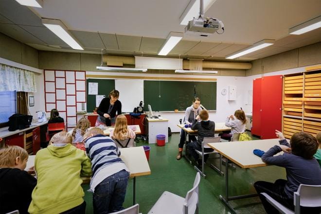 Lasten koulutus on yhteiskunnan ydintehtäviä, siitä ei saa repiä enää enempää säästöjä, Vaasan opettajien paikallisyhdistys painottaa. Vanhan Vaasan koululla opettaja Ullamaija Filpus (vas.) neuvoo oppilaita käsitöiden saloihin, ja koulunkäynninohjaaja Johanna Kuivaniemi auttaa solmukohdissa. KUVA: SAMPPA TOIVONEN