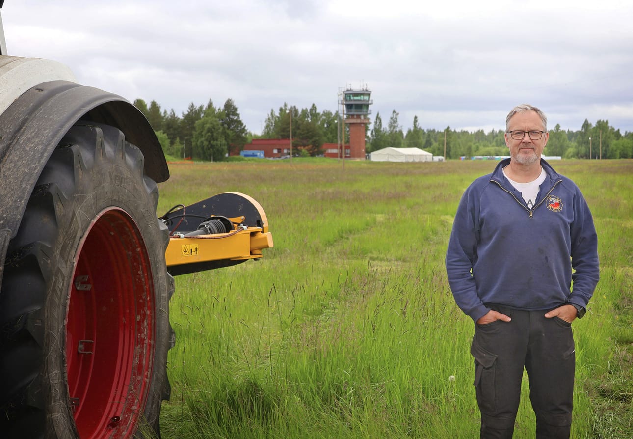 Pekka Paavolan vastuulla on yksin koko Kauhavan seura-alueen ruohon niittäminen. Se on tarkkaa työtä.