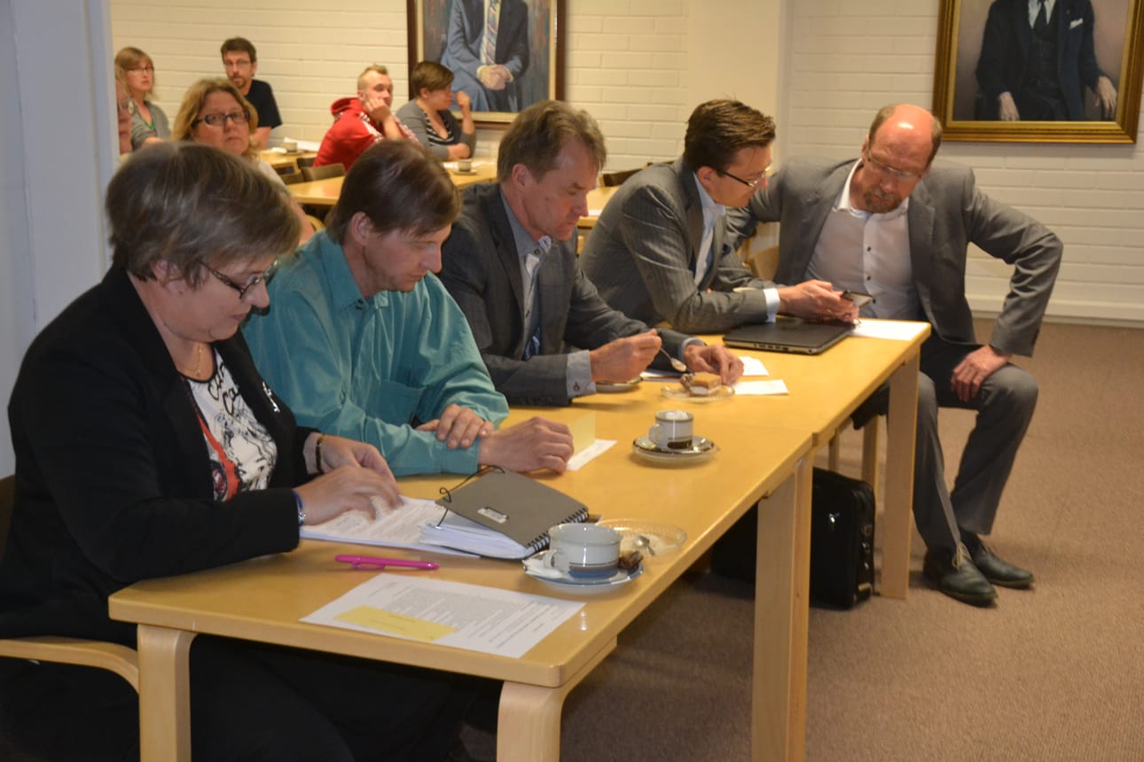 Kuusamon Osuusmeijerin osuuskuntakokouksessa eturivin paikoilla istuivat hallintoneuvoston puheenjohtaja Ulla Käkilehto, Heikki Herukka, Esa Heikkilä, Samuli Koskela ja Jouko Juntunen.