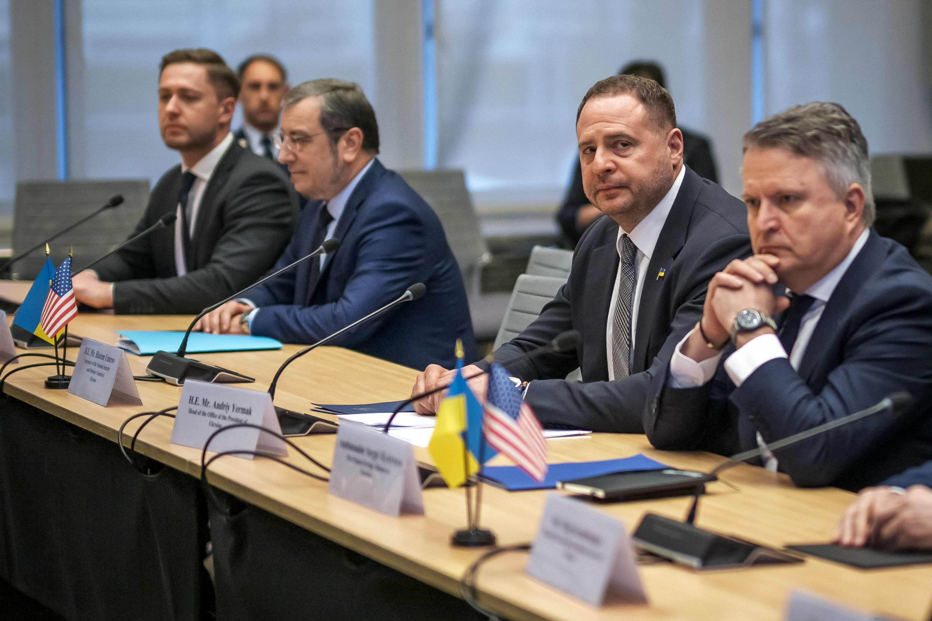 Rauhanehdot pöydällä Genevessä – Ukraina toiveikkaana neuvottelujen alkumetreillä
