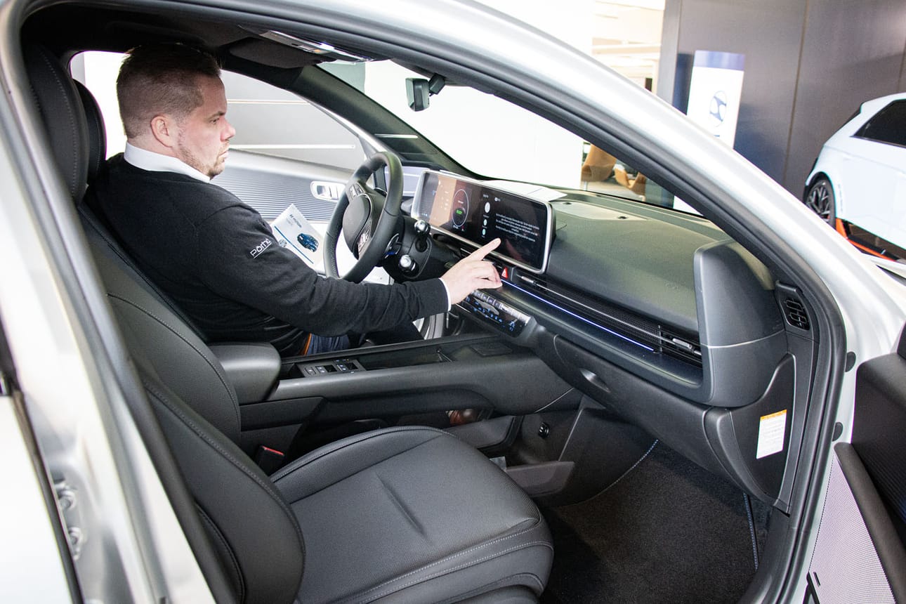 Hyundai sopii erinomaisesti monenlaisiin erilaisiin tarpeisiin ja elämäntilanteisiin – merkki on suosittu niin nuorempien sukupolvien kuin ikäihmistenkin keskuudessa. Ihmiset pitävät Hyundaita luotettavana ja tunnettuna automerkkinä, jonka autot ovat teknisiltä ominaisuuksiltaan varmoja.