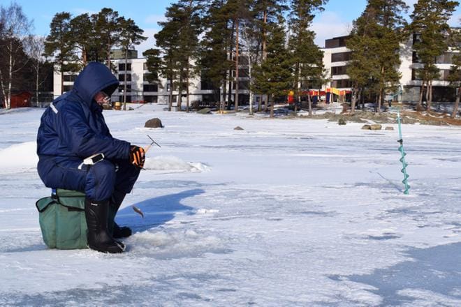 Reijo Lassilan mukaan oikeanlaisten varusteiden kanssa pilkkiminen on hieno ja raikas harrastus. Kuva: Mikko Lankila