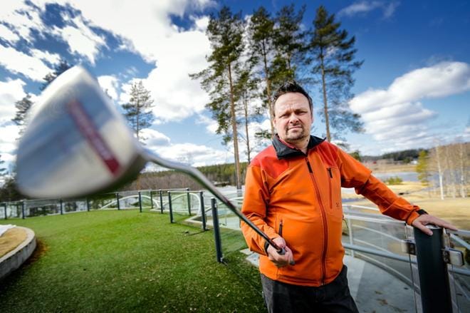 Toimitusjohtaja Sami Suomelan putteri ei käy vielä kuumana. Kolea kevät on estänyt golfkentän avaamisen Lappajärvellä. Kuva: Matti Hautalahti