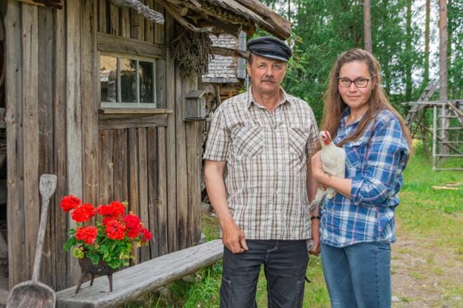 Taiteilija Reijo Kivijärvi ja Sari Honkola tekevät yhteistyötä tarjotakseen kaikenikäisille elämyksiä, jotka liittyvät perinneympäristöön, vanhaan aikaan ja eläimiin. Kuva: Aarre Löytömäki