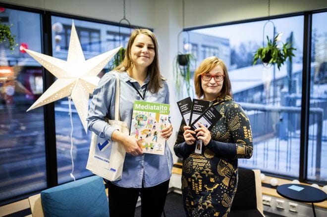 Hanna Hietikko (vas.) on nykyinen koululinkki. Sarianne Tekoniemi oli koululinkeistä ensimmäinen, kun hanke 12 vuotta sitten alkoi. Kuva: Krista Luoma