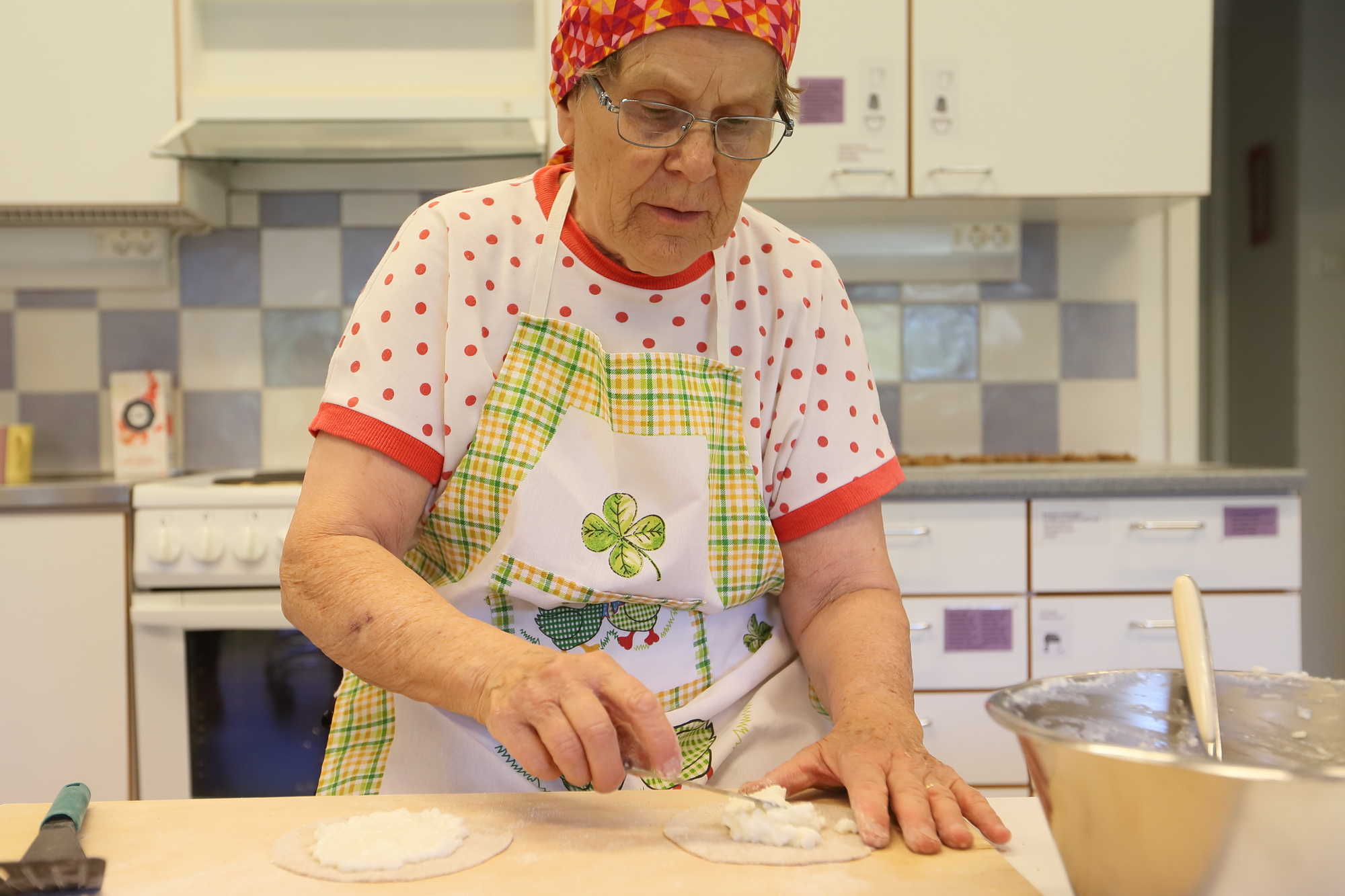 Eija Äijälä on saanut piirakkamestarin arvonimen. Siihen vaaditaan muutakin kuin menestystä kisoissa.