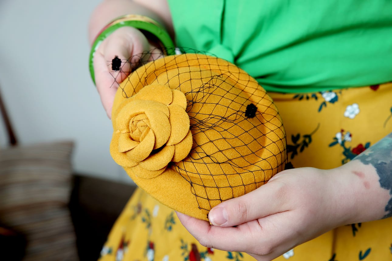 Erilaiset hatukkeet ja turbaanit sopivat näyttävään tyyliin.