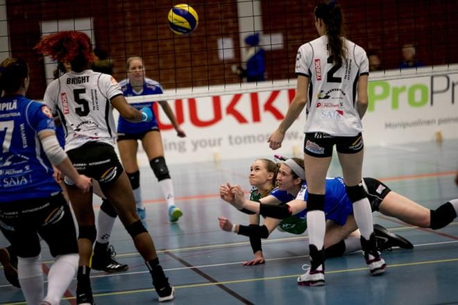 Jymyn Andie Malloy ja libero Jessica Salminen pelasivat vahvaa puolustuspeliä. KUVA: JAAKKO ELENIUS