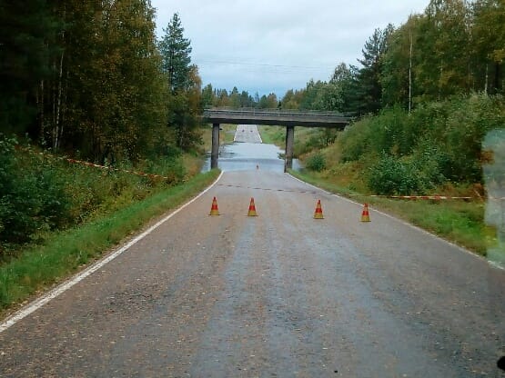 Oulaisissa Amiraalintien junaradan alitus oli torstaiaamuna veden vallassa. Kiertotiet olivat käytössä.