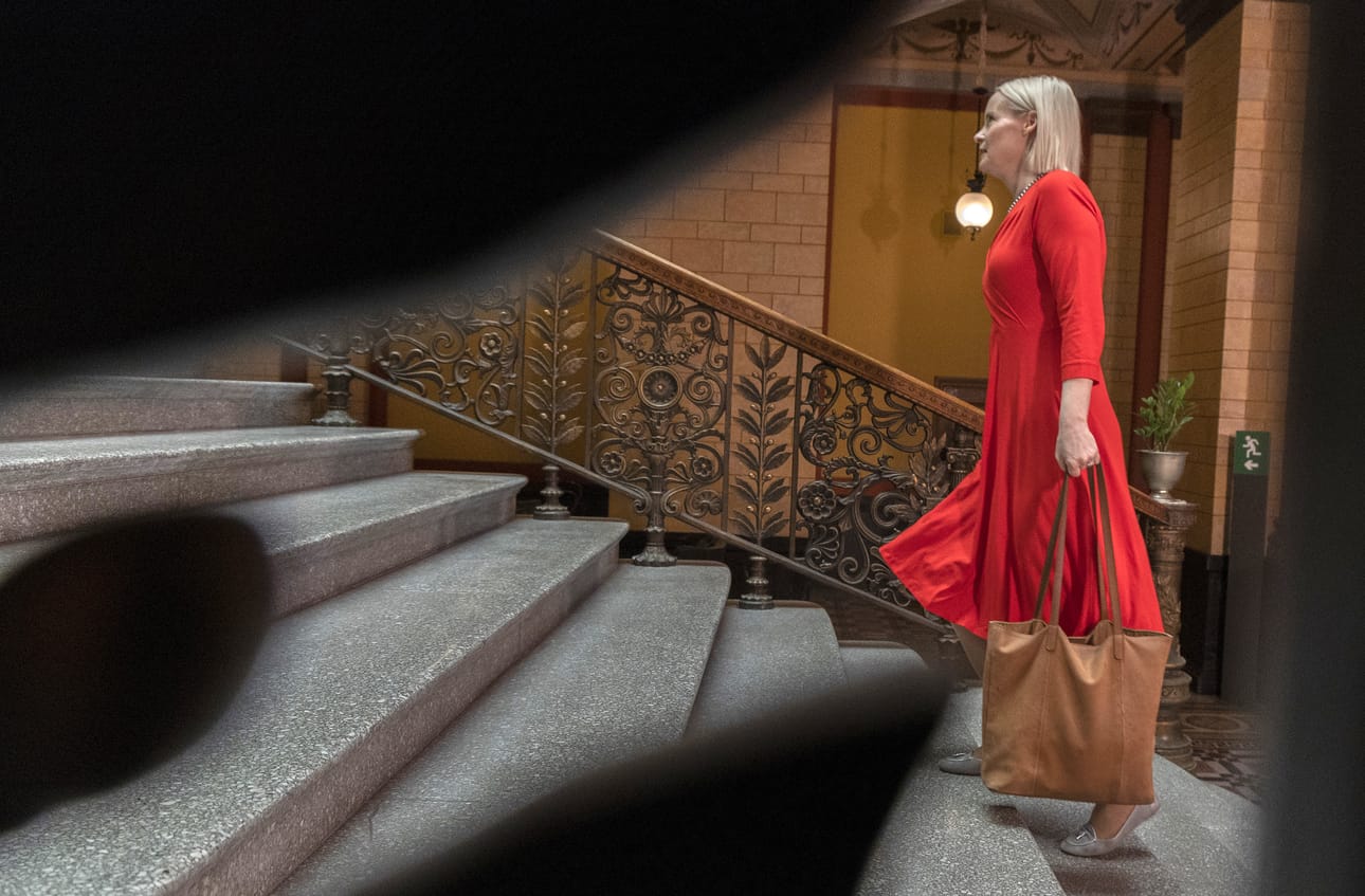Perussuomalaisten Riikka Purra ei ollut perjantaiaamupäivästä luottavaisella mielellä. Hän vaati, että vaikeiden kysymysten ratkaisut pitää saada iltaan mennessä valmiiksi tai neuvottelut keskeytyvät.
