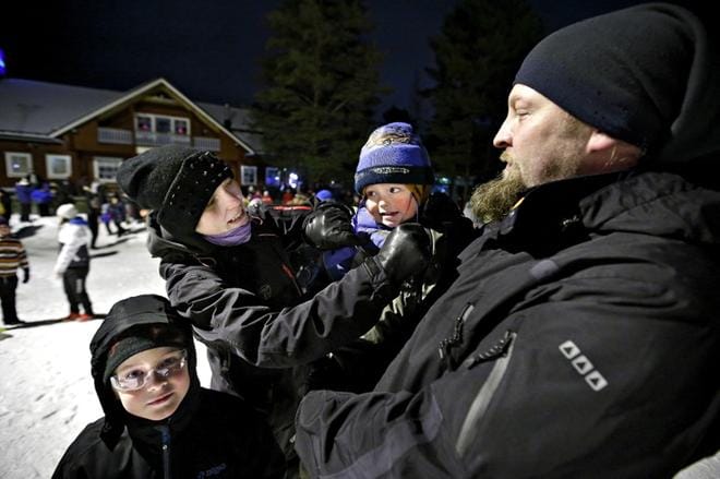 Seinäjoen Kivistöstä ilotulitusta oli raketteja katsomaan tullut Hietasen perhe. Maria-äiti, Mikko-isä ja lapset Lemmy, 8v, Lenny 2v odottelivat innokkaasti ilotulituksen alkamista. KUVAT: TOMI KOSONEN