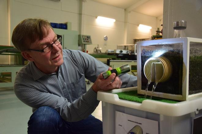 Peter Hästbackan yrityksen valmistama salaojaputki toimii painovoimaerottelulla. Ainutlaatuisella tuotteella on mielenkiintoinen historia. Kuva: Raija Koivisto