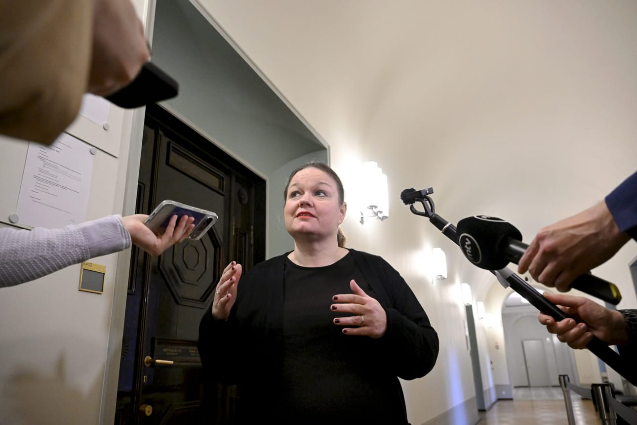 Sosiaali- ja terveysvaliokunnan puheenjohtajan Krista Kiuru sanoi toimittajille olevansa ylpeä siitä, että valiokunta on selvinnyt sille asetetusta taakasta. Kiuru nosti esiin, että valiokuntaan tuli syksyn aikana käsiteltäväksi 27 hallituksen esitystä. Hän kaipasi ymmärrystä valiokunnan jäsenille.