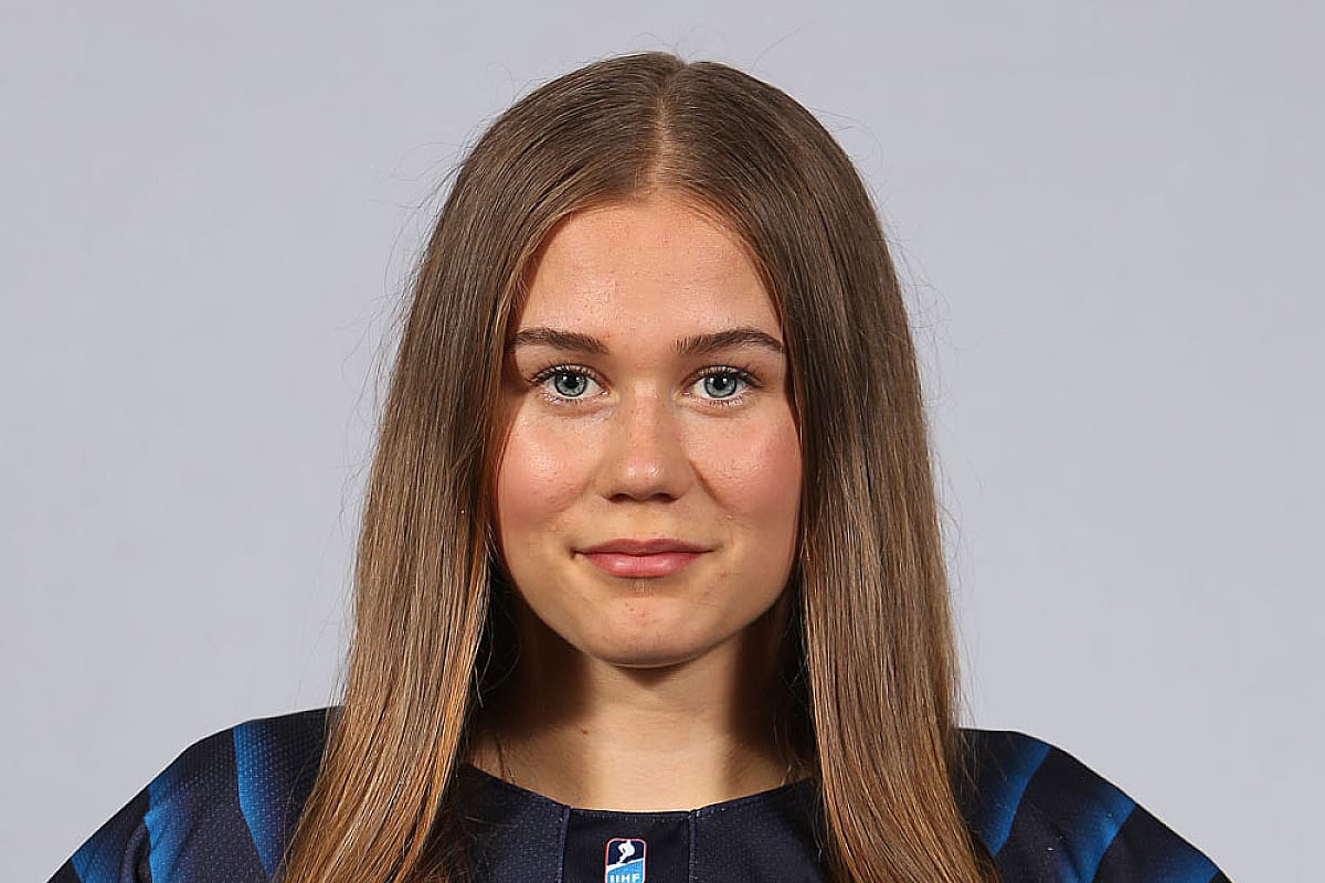 Sanni Vanhanen on naisten maajoukkueen kuopus torstaina alkavassa MM-turnauksessa.