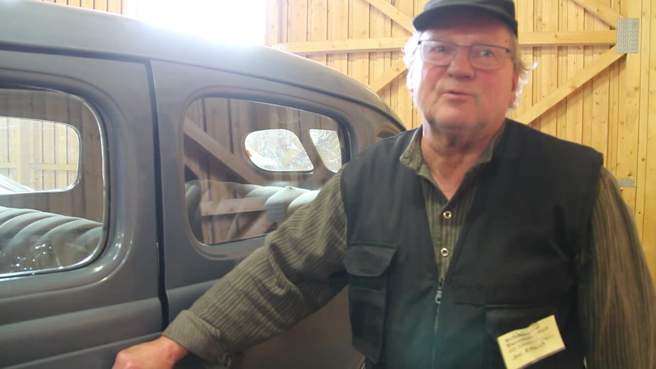 Luodin jättämä reikä sota-ajalta on yhdessä Wanhan Woiman näyttelyautossa yhä nähtävillä