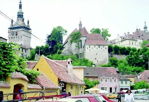Keskiaikainen kaupunki. Dracula-puisto on luvannut osan tuotosta Sighisoaran kunnostukseen.