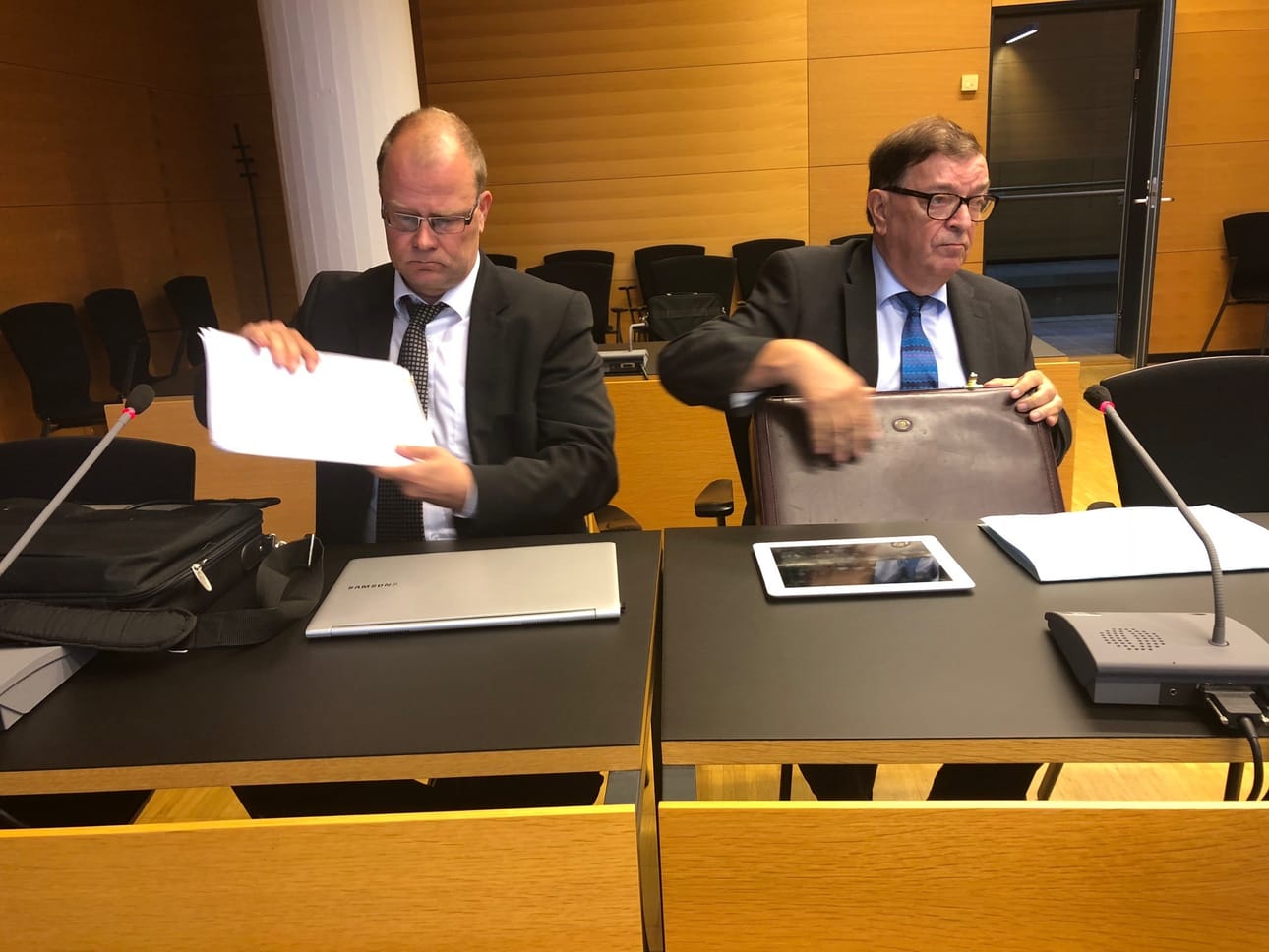 Kansanedustaja Paavo Väyrystä (oik.) kuultiin Helsingin käräjäoikeudessa syyskuussa, kun kansalaispuolueen johtoa koskevaa riita-asiaa puitiin. Väyrystä avusti oikeudessa Jyrki Hakkarainen.