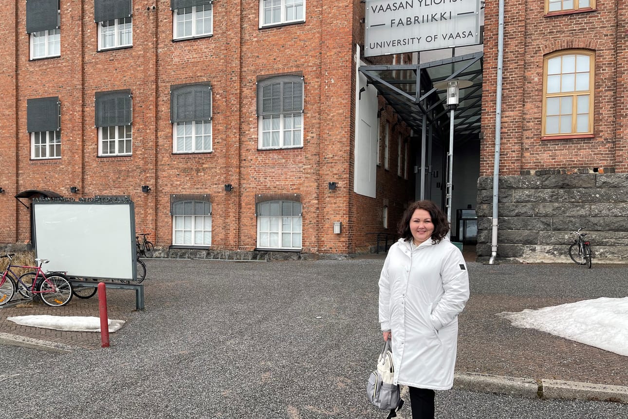 Olena Maslyukivska on Vaasan yliopiston ensimmäinen ja yksi koko maan ensimmäisiä ukrainalaisia yliopistorekrytointeja. Opetus- ja kulttuuriministeriö pyrkii yhteistyössä korkeakoulujen kanssa toimiin, joilla voidaan tukea ukrainalaisia opiskelijoita, korkeakoulujen henkilökuntaa ja tutkijoita, sekä tarjota sotaa pakeneville opiskelu- ja työskentelymahdollisuuksia Suomessa.