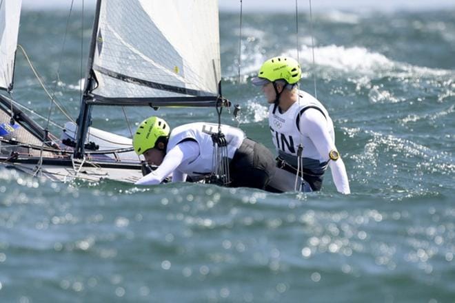Nacra 17 -purjehtijoille Sinem Kurtbaylle ja Akseli Keskiselle sattui ja tapahtui olympiadebyytissä keskiviikkona. Kuva: Vesa Moilanen / Lehtikuva