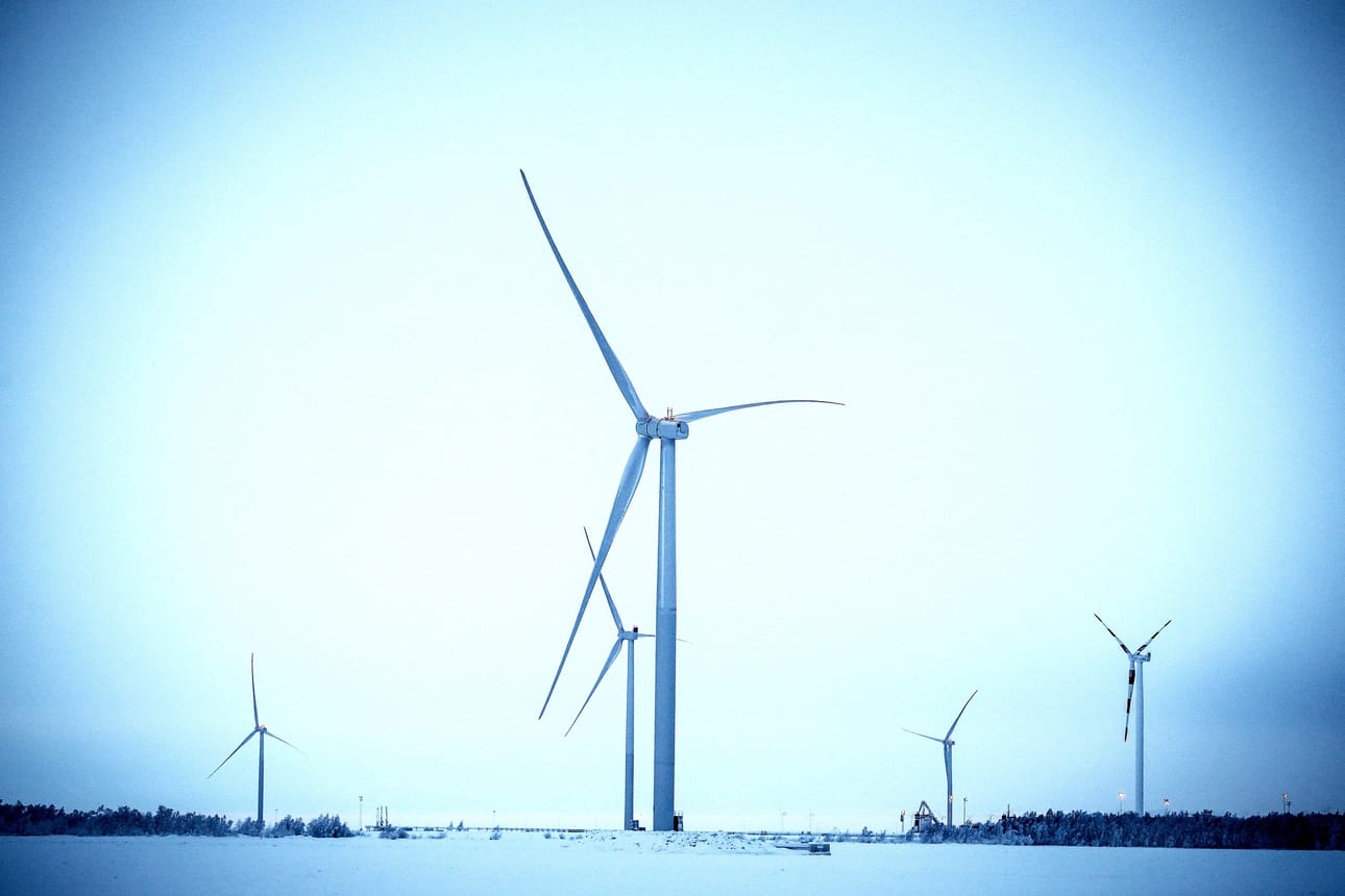 Eduskunnassa on valmisteilla uusiutuvan energian tukipaketti, johon sisältyvä huutokauppajärjestelmä voisi tuoda noin 100 uutta tuulivoimalaa Suomeen.