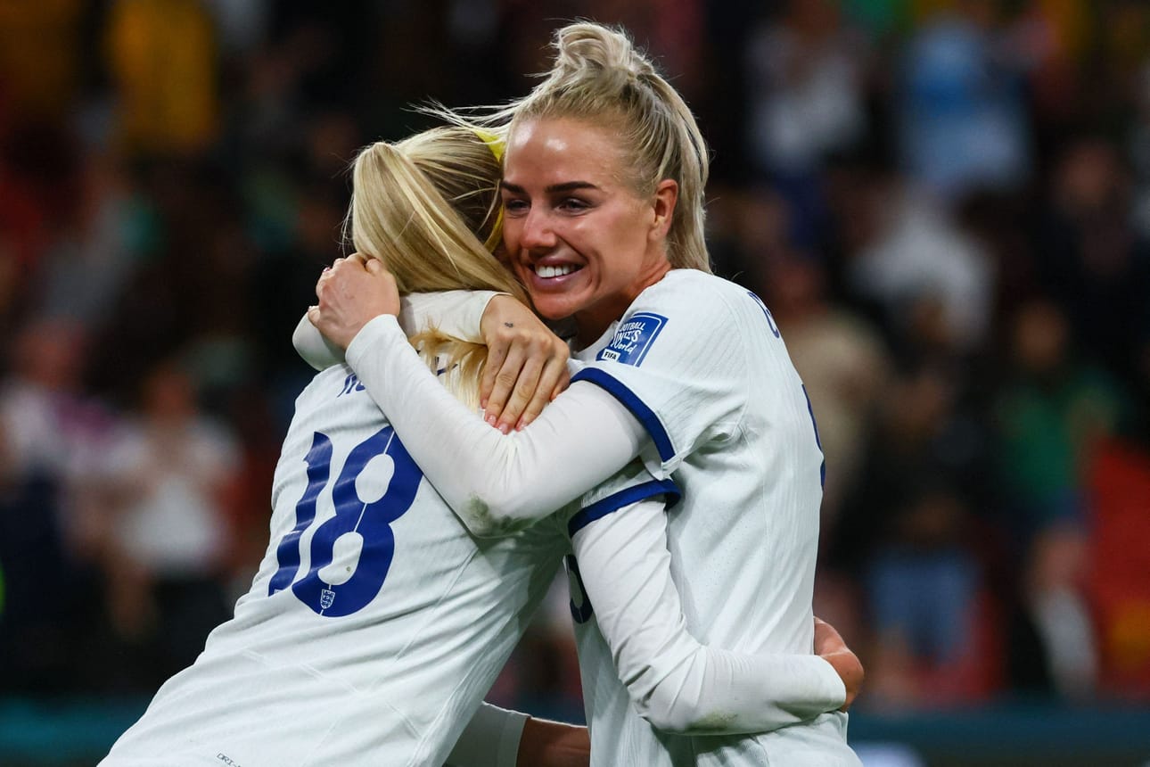 Chole Kelly (vas.) ja Alex Greenwood onnistuivat rangaistuspotkukilpailussa. LEHTIKUVA/AFP