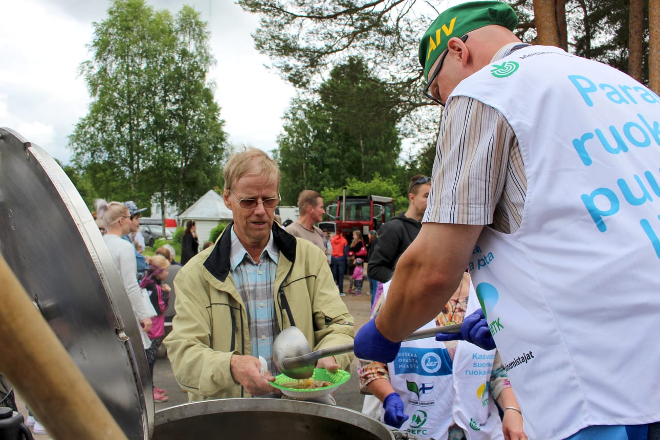 Meijerin pihalla tarjoiltu lihakeitto maistui. Soppaa tarjoili MTK-Rantsilan puheenjohtaja Ismo Kervinen.