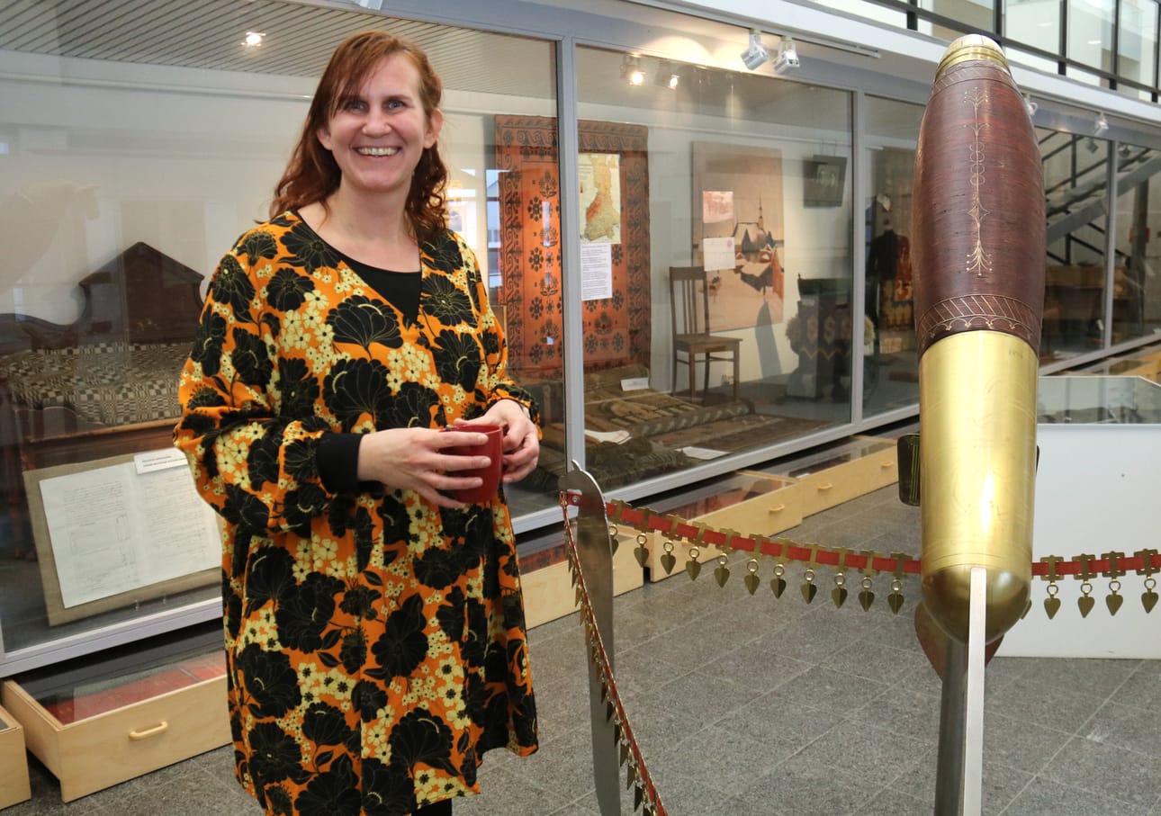 Laura Kivimäen työhuone on samassa rakennuksessa kirjaston ja puukko- ja tekstiilimuseon kanssa. Kivimäki jakaa sen museointendentti Hanna Rieckin kanssa.