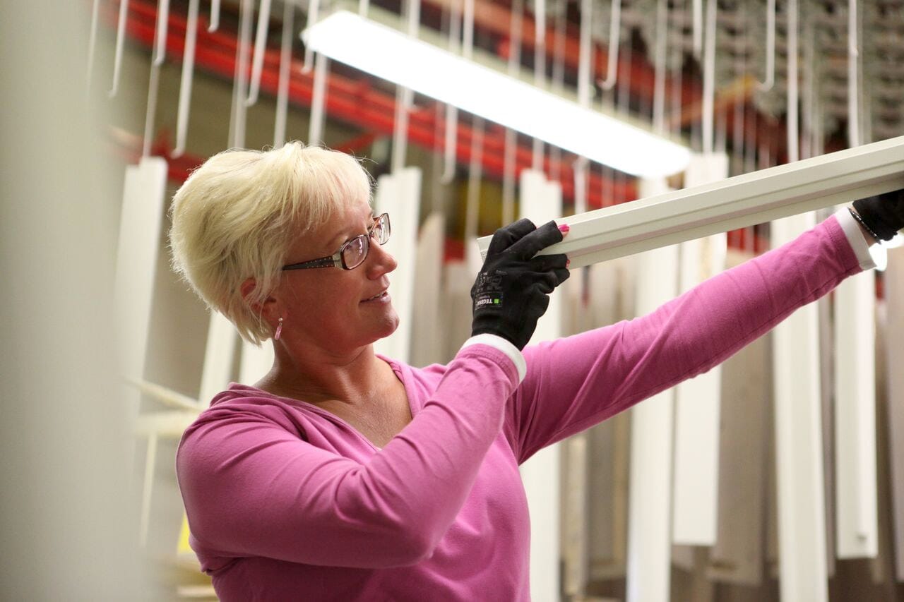 Piklakselle on myönnetty verkkokauppansa edistyksellisyydestä sekä ulko-ovimallistostaan Design from Finland -merkki. Lisäksi Piklakselle on myönnetty mallistonsa kotimaisuudesta ja innovoinnista Avainlippu-tunnus. Laatua valvomassa Anja Koistinen. Kuva Piklas