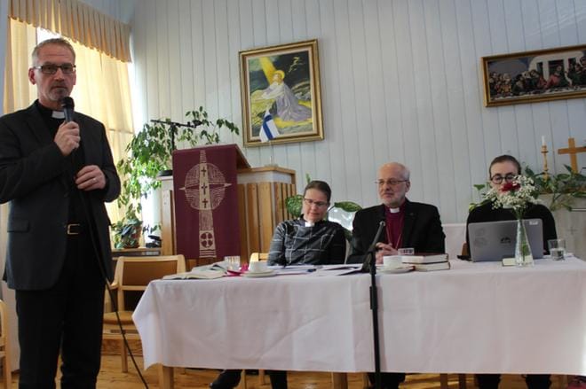 – Isojokelaisilla on edessä iso muutos, kun Jari siirtyy Tampereelle, piispa Simo Peura ennakoi. Kirkkoherra Jari Kuusi (vas.) aloittaa Tampereella 1. huhtikuuta. Piispan vieressä asessori Elina Tourunen (vas.) ja notaari Ida Hellemaa. KUVAT: LOTTA KALLIO