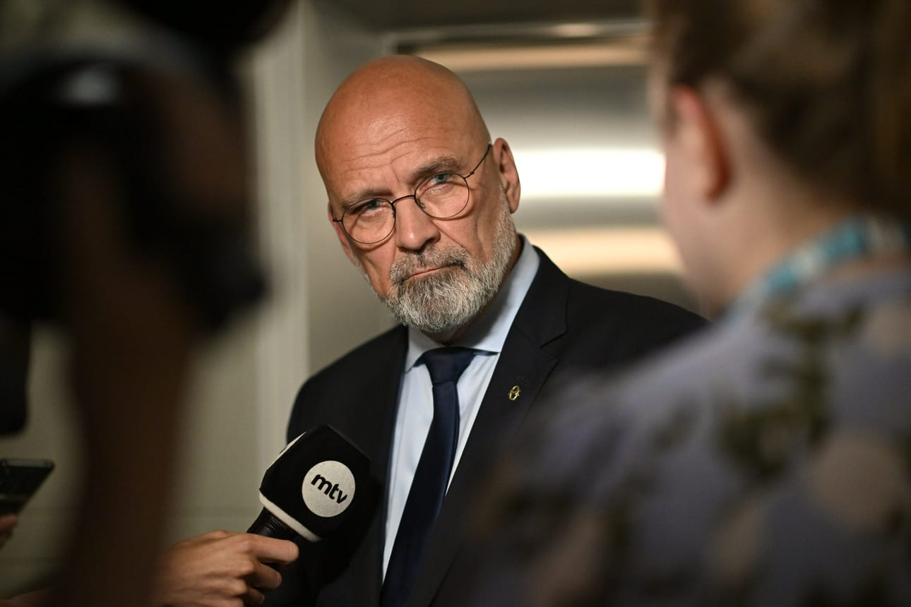 Hallintovaliokunnan puheenjohtaja Mauri Peltokangas (ps.) avaa valiokunnan kokouksen puoliltapäivin. LEHTIKUVA / Mikko Stig