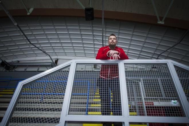 Vaasan Sportin kannattajayhdistyksen Red Armyn puheenjohtaja Toni Laaksonen aikoo seistä katsomossa joka tilanteessa. KUVA: JARNO PELLINEN