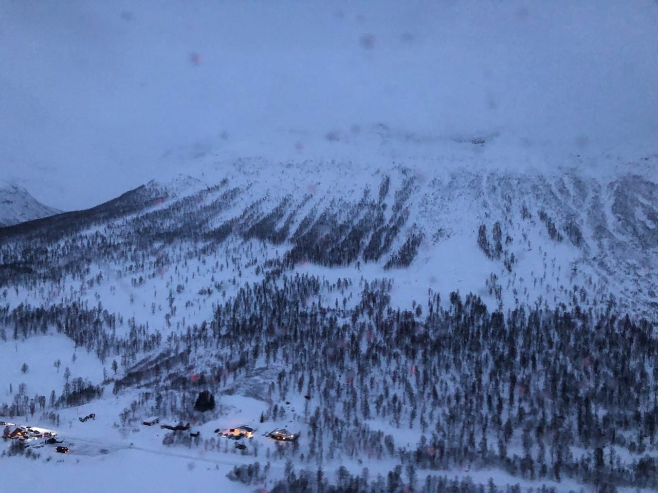 Blåbærfjelletillä katosi keskiviikkona neljä laskettelijaa, joista kolme oli suomalaisia. Viranomaisten mukaan elossasäilymismahdollisuutta ei enää ole.
