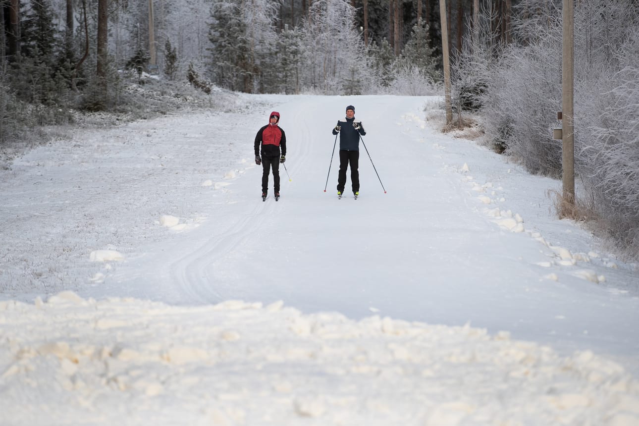 Raahen hiihtomajalla ei näkynyt keskiviikkona päivällä montaa hiihtäjää. Etualalla uutta tykkilunta, joka on tarkoitus levittää latupohjaksi.