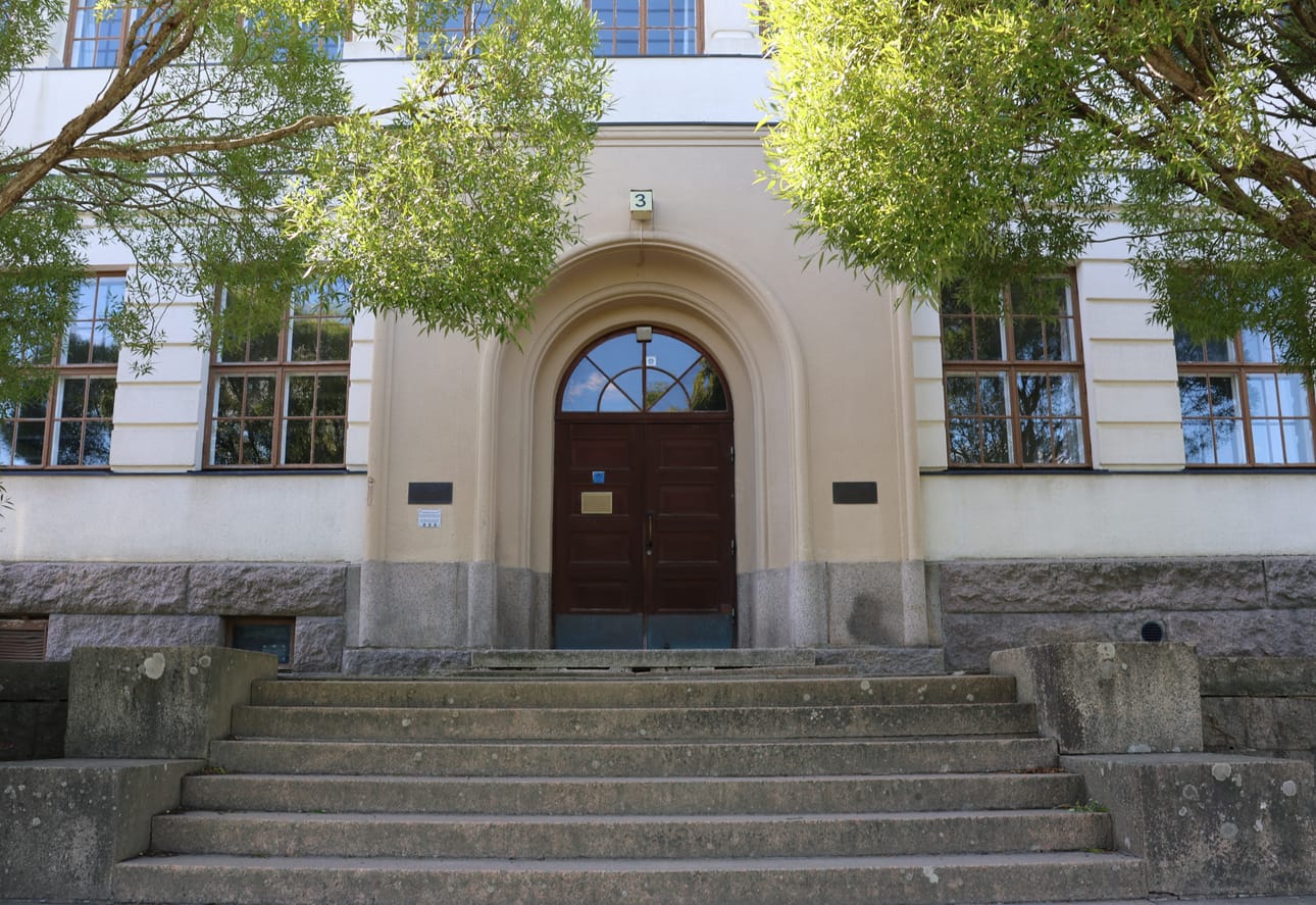 Kansainvälisten opiskelijoiden tukihenkilön ensisijainen sijoituspaikka on Kristiinan ruotsinkielisessä lukiossa. Töitä on luvassa myös iltaisin koulupäivien jälkeen.