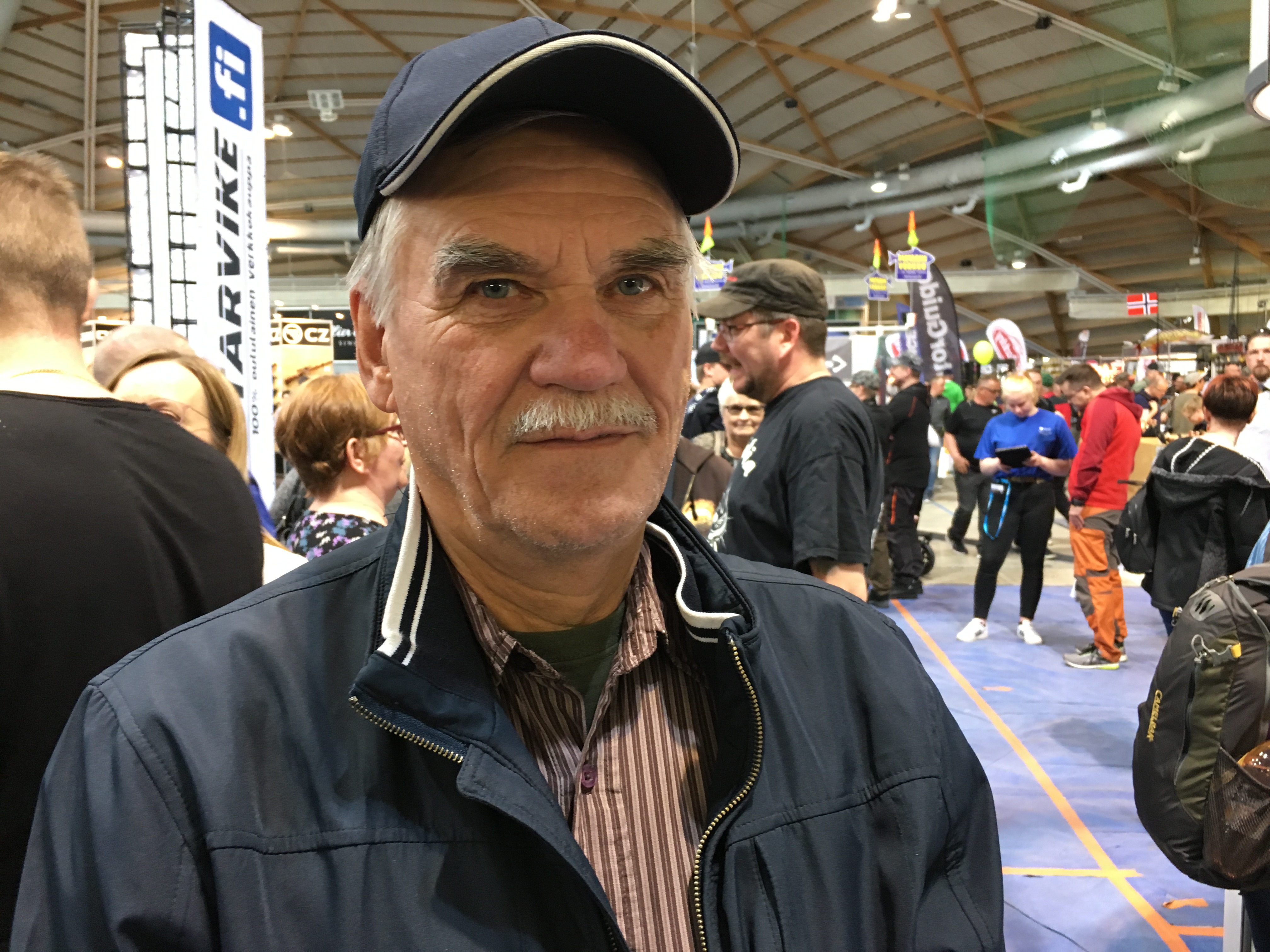 Väen tungoksessa kierrellyt, Posiolla ja Oulussa vaihdellen asuva Raimo Takapuro aikoi hankkia messuilta uuden kiikarin metsästysaseeseensa.