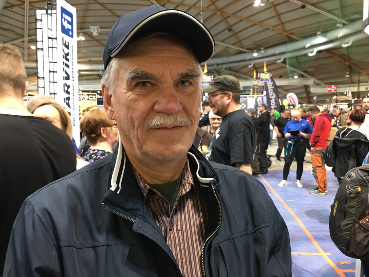 Väen tungoksessa kierrellyt, Posiolla ja Oulussa vaihdellen asuva Raimo Takapuro aikoi hankkia messuilta uuden kiikarin metsästysaseeseensa.