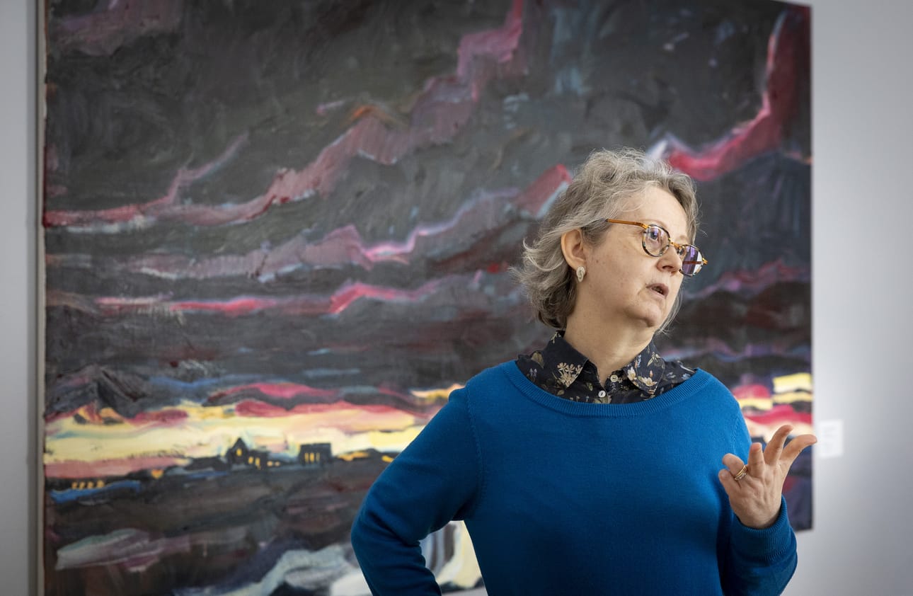 Oulun taidemuseon intendentti Elina Vieru vastaa myös Oulun taidemuseon ja Oulun museon kokoelmatiimeistä. Taustalla oleva Hannu Lukinin maalaus ei liity tapaukseen.