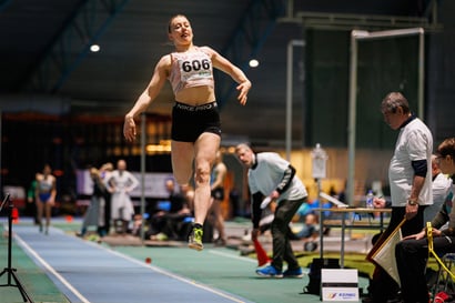Tervolan Terävän Saana Peura venytti komealla uudella ennätyksellään hopeaa, Pohjan Koiton Sointu Oinas pinkoi 800 metrillä pronssia