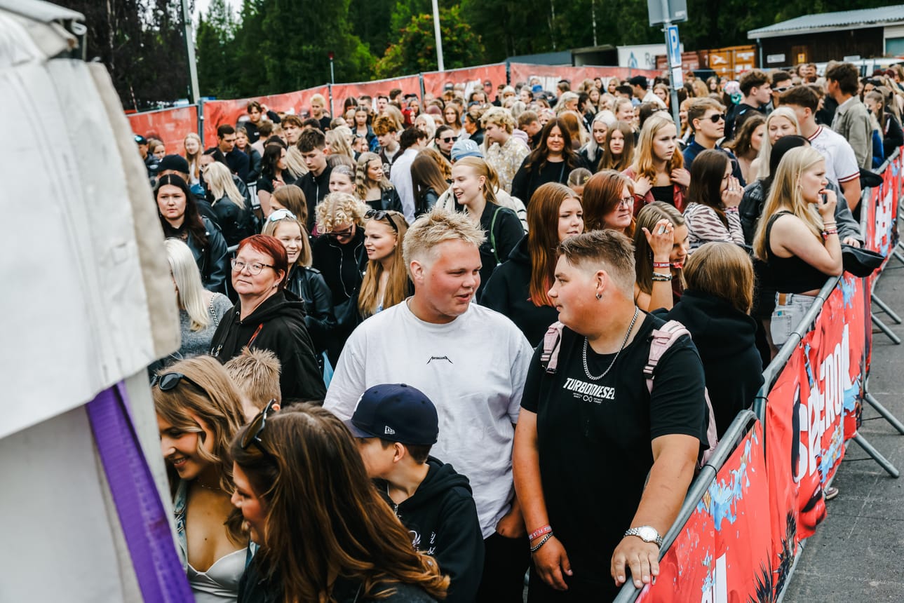 Simerockin porteilla jonoa puolituntia ennen ensimmäisen keikan alkamista puoli neljältä perjantai-iltapäivänä.