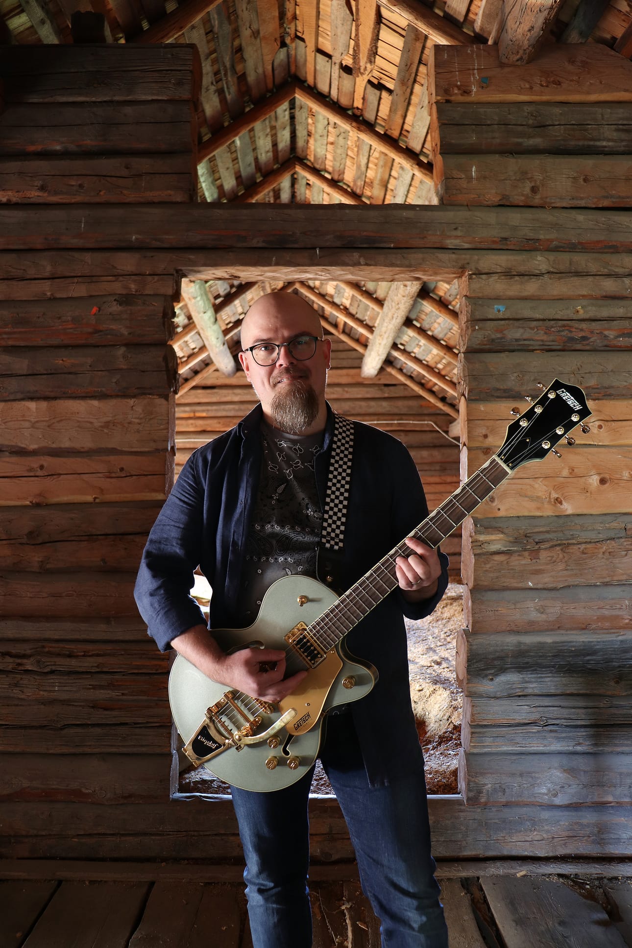 Jasso Perälä vastaa Tuiskula – Nuoruuden ääniraita -näytelmän musiikista ja sen tuotannosta.