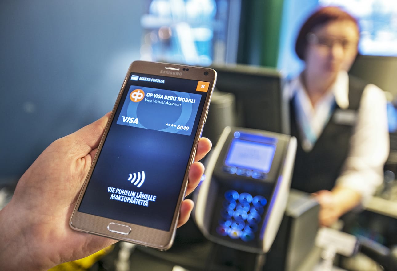Lähimaksaminen puhelimella tapahtuu käytännössä siten, että puhelin, johon mobiilimaksukortti on kytketty, viedään korkeintaan muutaman sentin päähän maksupäätteestä. Jotta maksu voidaan suorittaa, laite pitää avata sen omalla turvakoodilla eli poistamalla näyttölukitus.