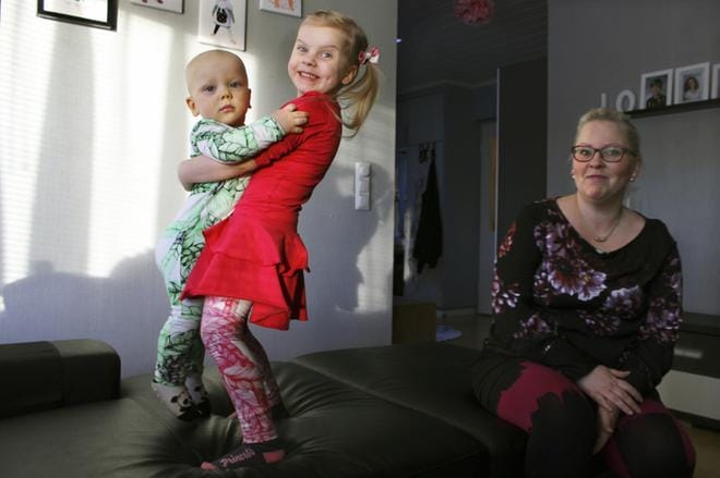 Hannele Hynynen on mieltynyt Vimman letti-kuosiin, jota on Maxin haalarissa ja Henni-Maijan legginsseissä. Henni-Maijan frillamekko on Gugguun mallistosta. Kuva Virpi Kupiainen-Ämmälä