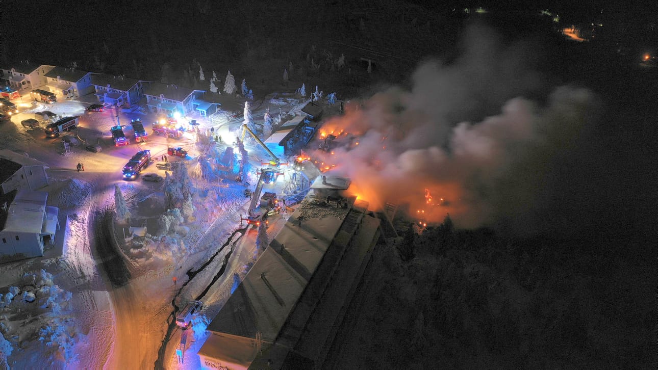 Marko Kemppainen ja Pasi Nyman olivat eilen torstaina Iso-Syötteellä tutkimassa palon syttymissyytä.