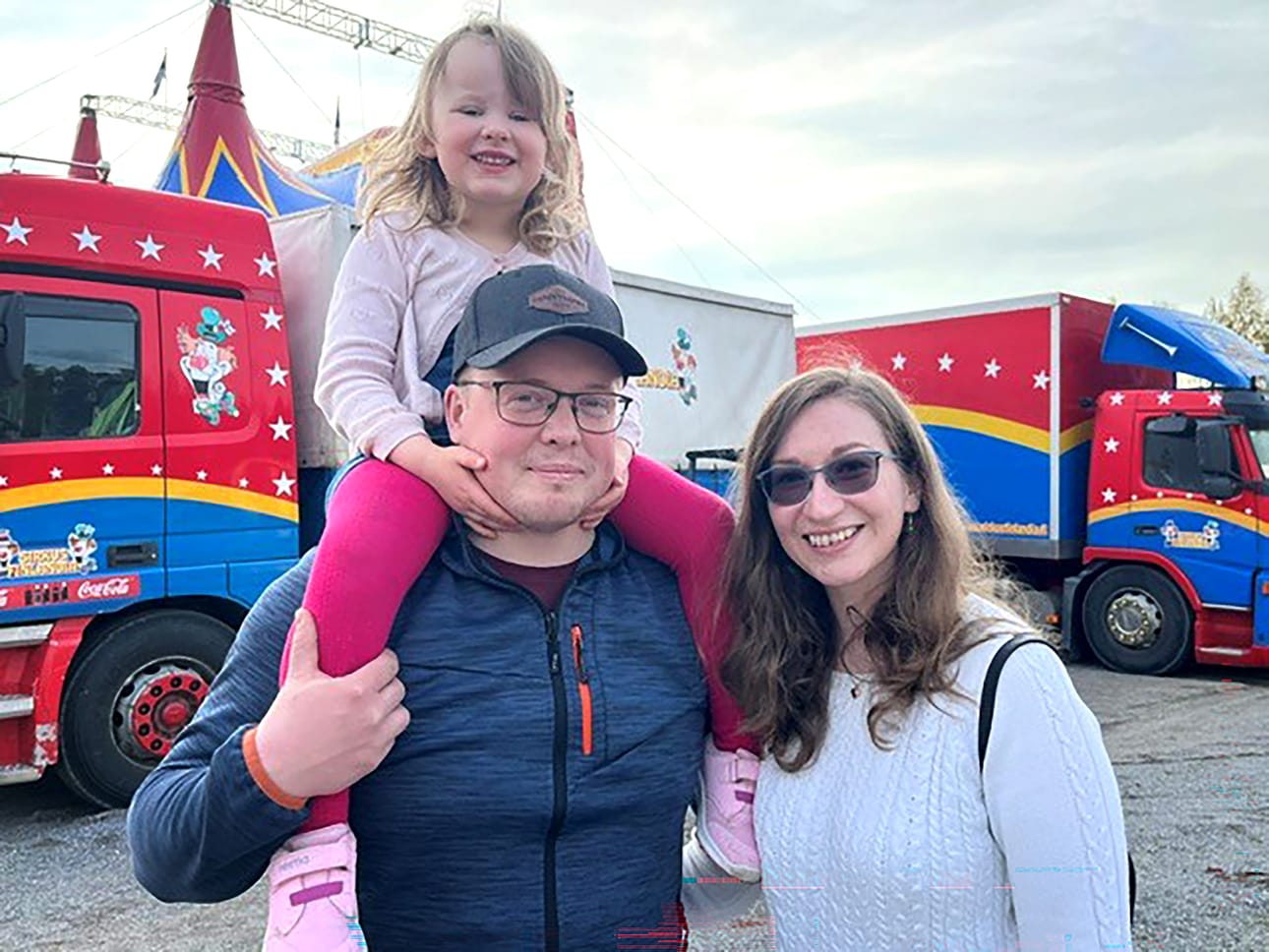 Tuomisen perhe, Jenny ja Tony sekä tytär Sylvi, saapuivat perjantaina viettämään yhteistä sirkusiltaa. He olivat mielissään, että sirkuselämyksen sai läheltä.