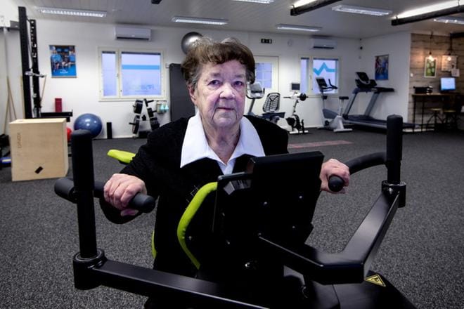 Kreeta Koivisto aloitti kuntosalilla käymisen selkävaivojensa takia. Aluksi häntä tosin hiukan hirvitti, voisiko pian 90-vuotias oppia laitteisiin. Nyt, kuudentena treenikertana, hän sujahtaa laitteisiin jo tottuneesti ja iloitsee selkäkipujensa kaikkoamisesta. KUVAT: PAULA KASKIMAA