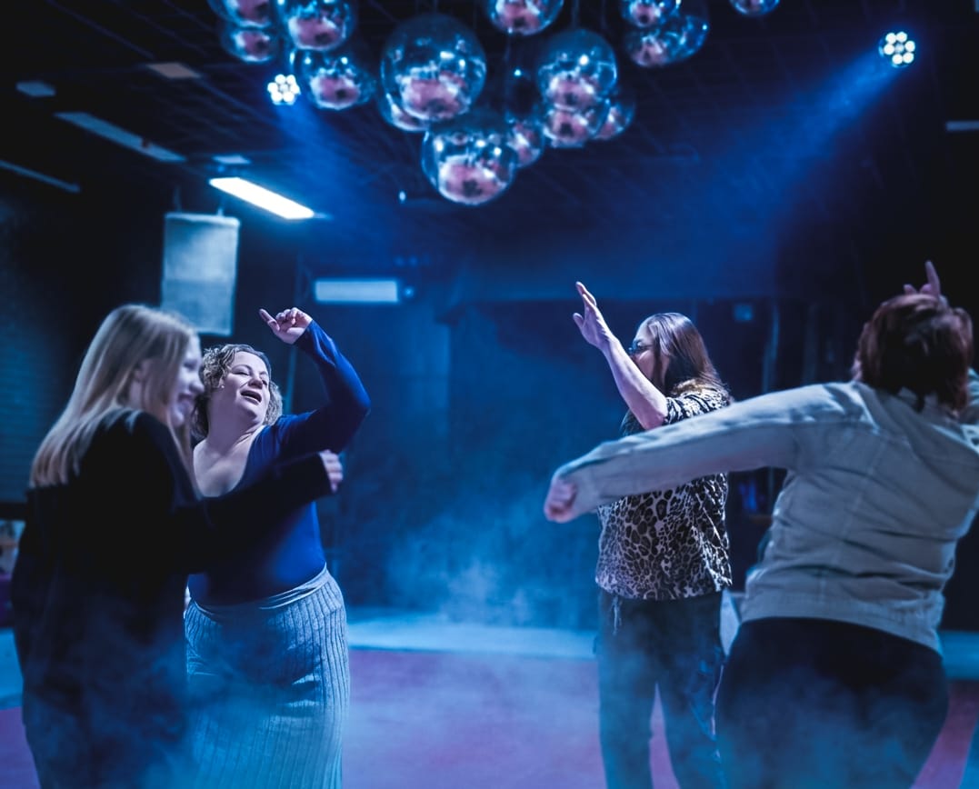 Musiikkinäytelmässä seurataan erityisesti ihmisten kasvua ja kehitystä, samalla kun muistoissa elävät myös Tuiskulan oma tarina ja sen legendaariset hahmot.