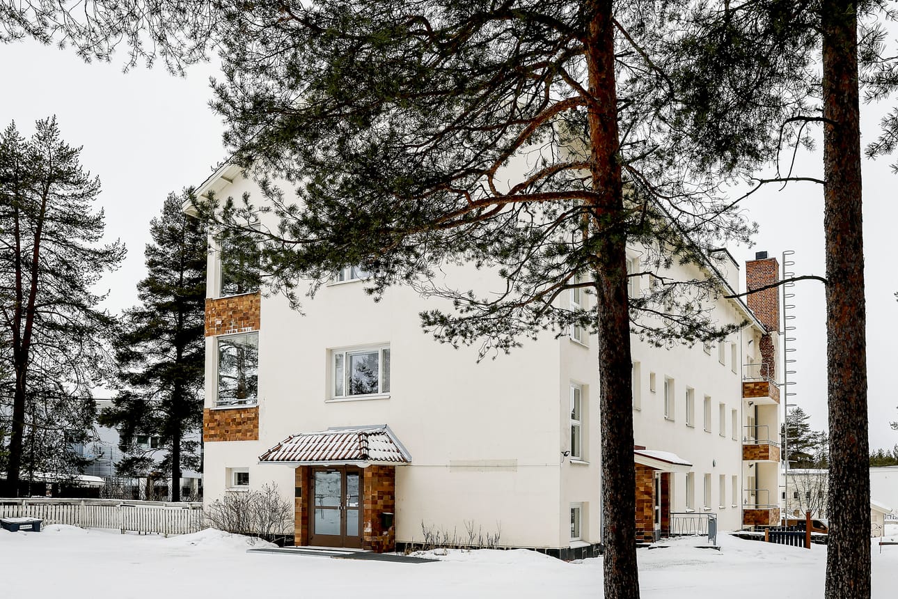 Syyntakeettomaksi todettu mies sytytti muun muassa tulipaloja Erkkilänkujan kiinteistöön. rakennus tunnetaan entisenä lastensairaalana ja Steinerkouluna. Vahingot nousivat noin 400 000 euroon.