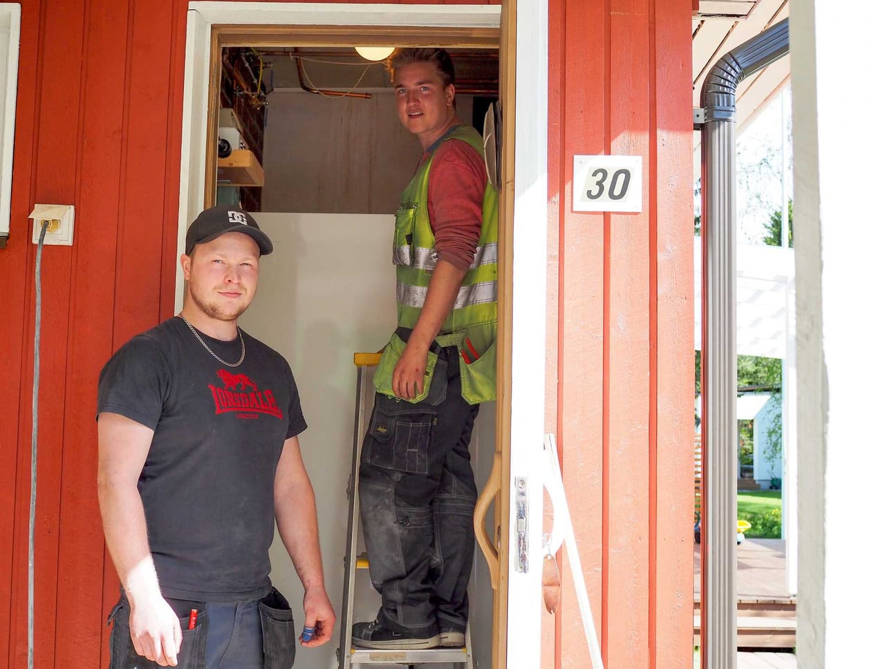 LVI Lämsän putkiasentajat Sami Lämsä ja Joonas Haapasuo asentavat maalämpöpumppua Purasten pannuhuoneeseen.