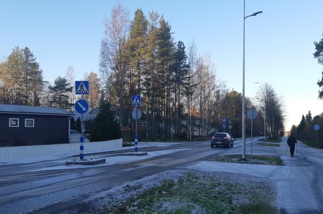 Koululainen joutui koulumatkallaan auton kolhaisemaksi suositussa tienylityskohdassa Kivisaarentien ja Näätätien risteyksessä maanantaina 9. marraskuuta. ARKISTOKUVA: HEIKKI PELTOKANGAS