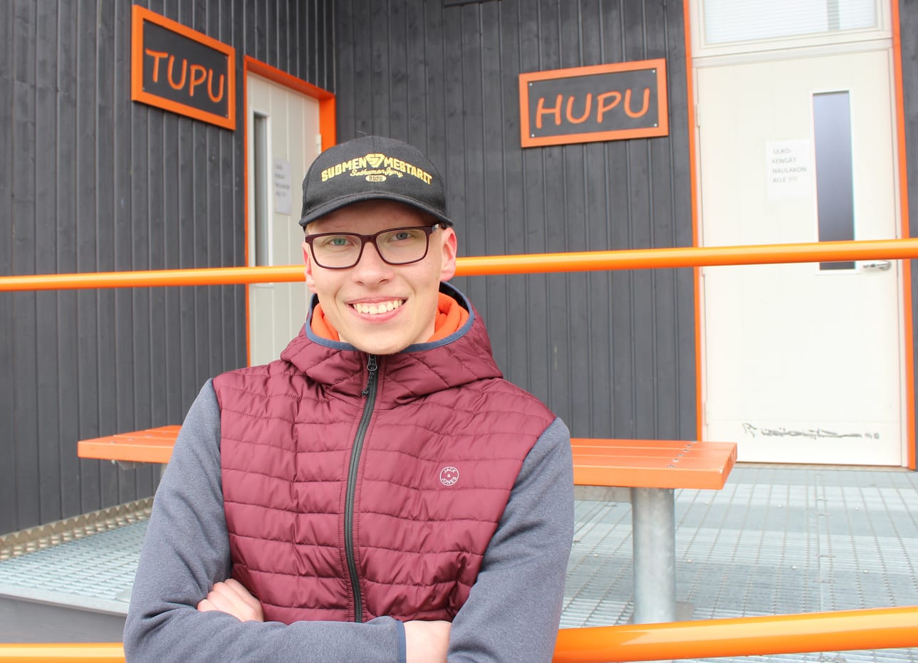 Ylioppilas Aatu Leppä työskenteli tiistaina sijaisopettajana Ähtärin yhteiskoululla. Koulun opetustilat on nimetty perin lystikkäästi, Aku Ankan veljenpoikien mukaan.